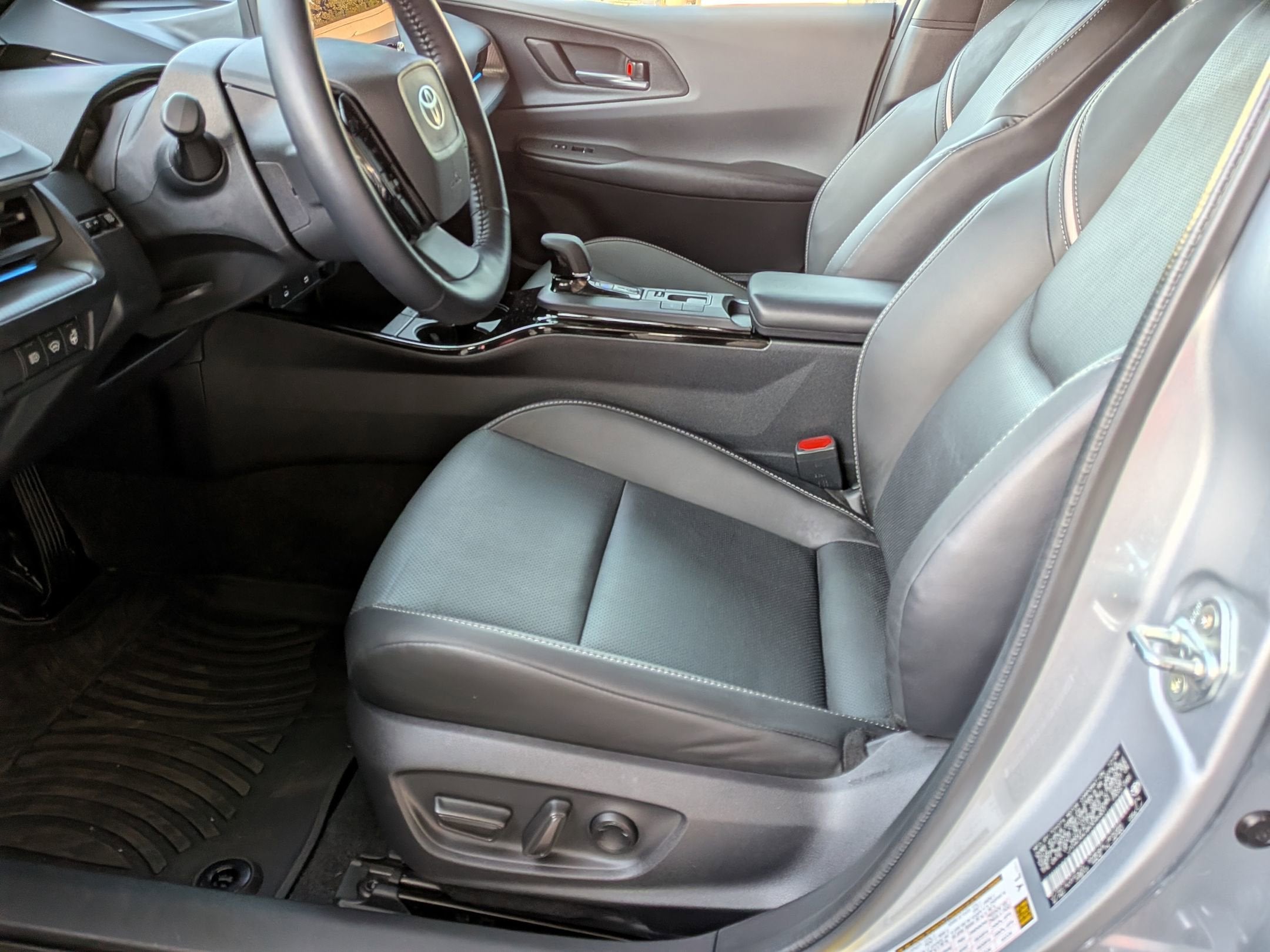 2024 Toyota PRIUS XLE