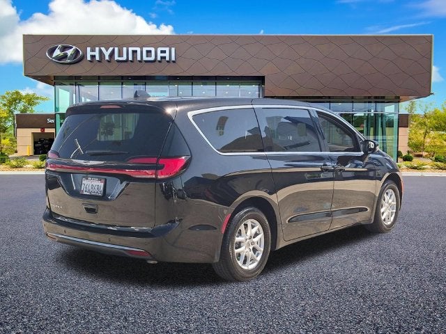 2024 Chrysler Pacifica Touring - Photo 8