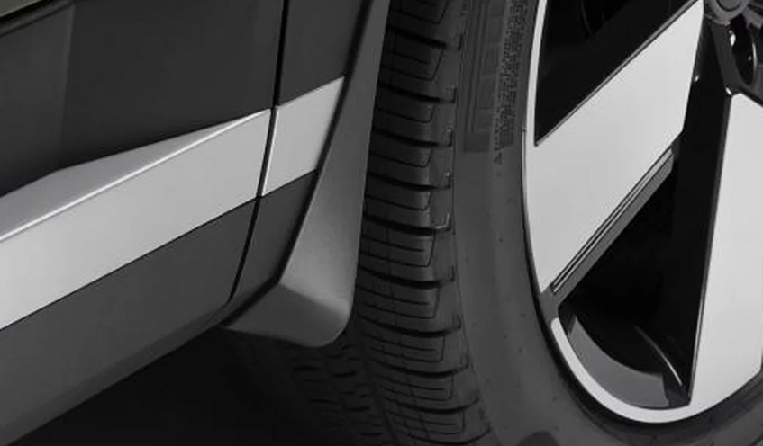 A black mud guard fitted behind the wheel of a SANTA FE